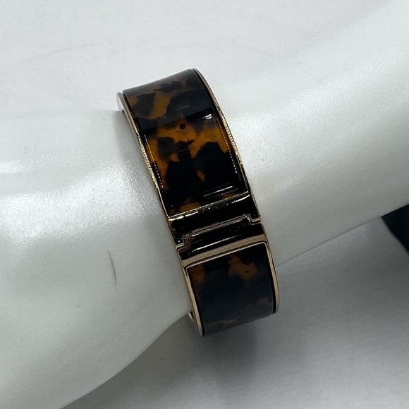 J Crew Tortoise Gold Hinge clamp bracelet Bangle Width: 3/4" - Picture 6 of 16